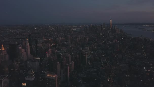 AERIAL: Manhattan Drone Flight at Night with Glowing City Light em Nova York — Vídeo de Stock