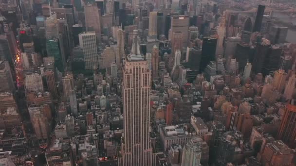 AERIAL: Κοντινό πλάνο του Empire State Building με Midtown Manhattan, Times Square στο παρασκήνιο στο Dawn, Sunset Circa 2018 — Αρχείο Βίντεο
