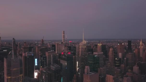 AERIAL: Vuelo en avión no tripulado de Manhattan por la noche con luz brillante de la ciudad de Nueva York — Vídeo de stock