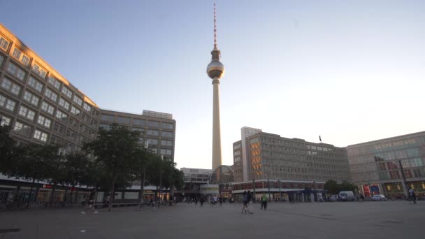 Alexander Platz, Berlin en plein soleil avec les touristes, Les gens qui se promènent — Video