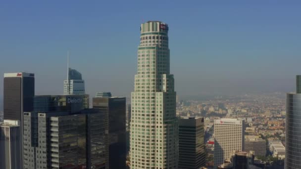 I Los Angeles sentrum: Skyline mot US Bank Tower i vakkert dagslys., – stockvideo