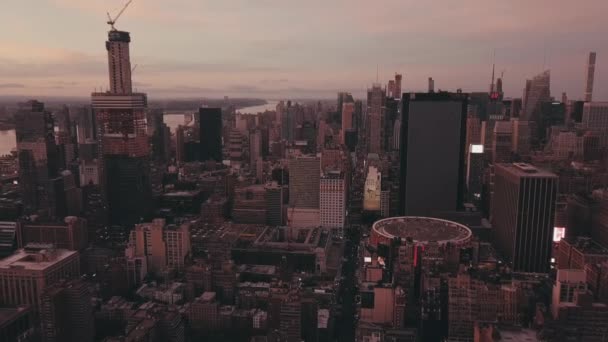 AERIAL: Manhattan, Nueva York con luz roja al atardecer — Vídeo de stock