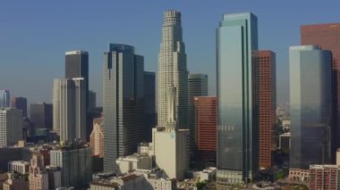Los Angeles şehir merkezinde güzel Gün Işığı Kulesi 'nde ABD Bank Tower' a doğru gökyüzü, 
