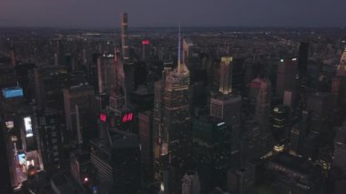 Manhattan İHA uçağı Eylül 2018 'de New York' ta Parlayan Şehir Işığıyla Gece Uçuşu