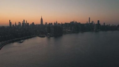 Manhattan 'a bakan East River' ın üzerinde New York City Skyline in Beautiful Dawn Sunset Light 