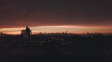 Brooklyn 'e tepeden bakan İHA yükseliyor Arkaplanda Manhattan Skyline ile Dark Orange Dawn Light