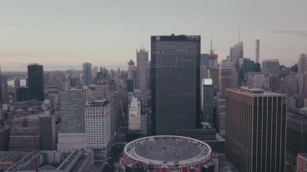 AERIAL: Vuelo justo sobre Staples Center en Midtown Manhattan, Nueva York en Dawn Circa 2018 — Vídeo de stock