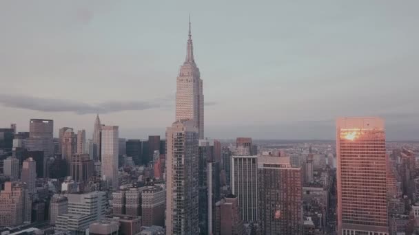 AERIAL: Vista do Empire State Building ao amanhecer em luz roxa Circa 2018 — Vídeo de Stock