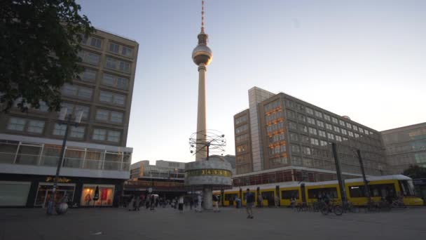 Alexander Platz, Berlín en Sunny Daylight con turistas, Gente caminando y tren de tranvía amarillo pasando Circa 2018 — Vídeos de Stock