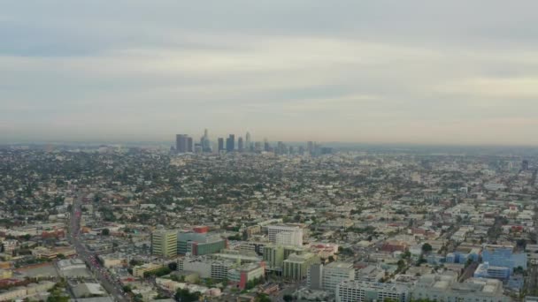 AERIAL: Voo sobre Los Angeles, Califórnia com Skyline ao fundo, Nublado à luz do dia, — Vídeo de Stock