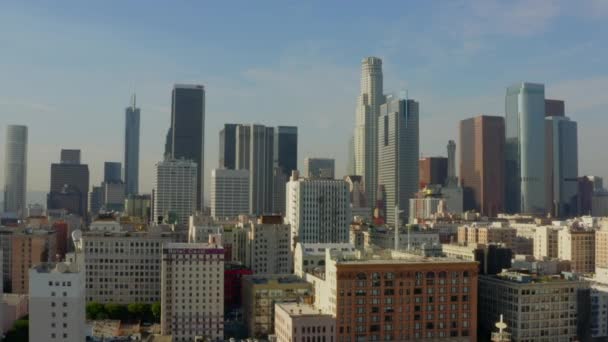 AERIAL: Acercarse al centro de Los Ángeles, California Skyline en la hermosa luz del sol y el cielo azul en noviembre de 2018 — Vídeo de stock