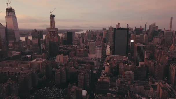 AERIAL: Manhattan, Nueva York con luz roja al atardecer — Vídeo de stock