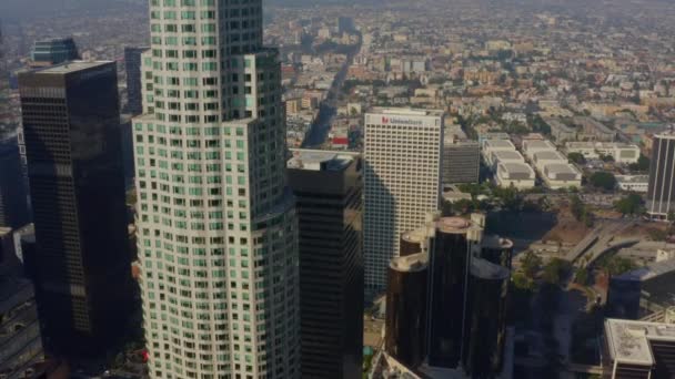 AERIAL: Primer plano de US Bank Tower, rascacielos en Los Ángeles, California, luz del día en noviembre de 2018 — Vídeo de stock