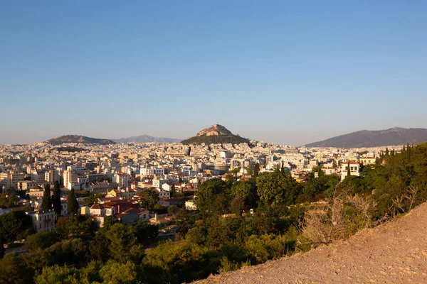 Günbatımı Manzarası 'nda Atina Şehir Manzarası ve Lycabettus Dağı' nın geniş görünümü