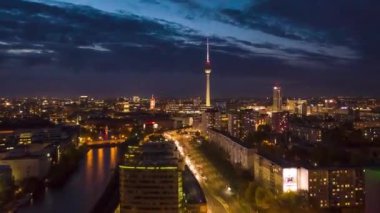Berlin 'de Gece Havası Hiperlapesi, Alexanderplatz TV Kulesi' nin Hareket Süresi Hızı Çekim ve güzel şehir ışıkları, Hiper Hata