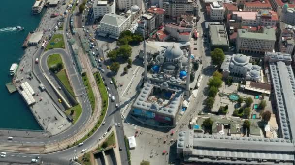 Mesquita em construção ao lado do rio Bósforo no dia brilhante de verão, vista aérea de cima, Istambul, Turquia, em 17 de setembro de 2020 — Vídeo de Stock