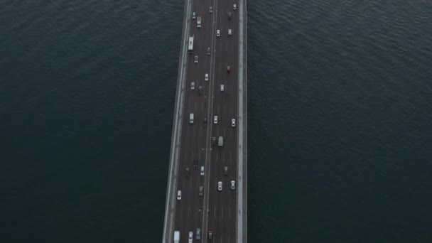 Tráfego de carro na ponte indo para a cidade em Istambul, Turquia, aves aéreas Eye inclinar-se vista — Vídeo de Stock