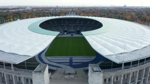 Krásný Olympia Stadium v Berlíně, Německo na den modré oblohy, Letecký Založení Dolly vpřed symetrickou architekturou stadionu