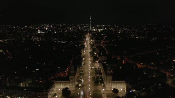 Se lever au-dessus de Berlin, Allemagne Paysage urbain la nuit avec Empty Karl-Marx-Allee Frankfurter Tor la nuit sans personne à Berlin, Allemagne pendant le verrouillage du Coronavirus — Video