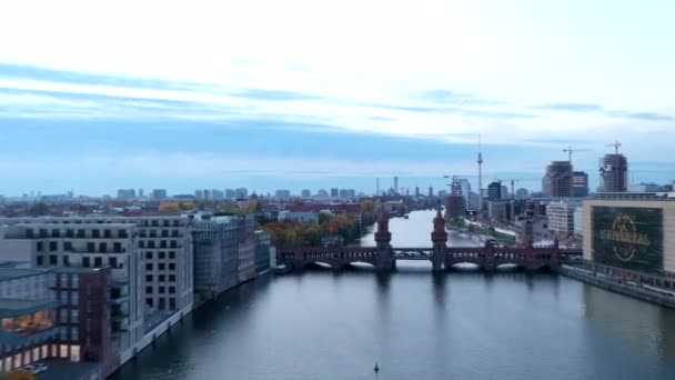 Puente de Berlín Oberbaum al atardecer Hiperlapso aéreo, Motion Time Lapse of German Capital Cityscape Tower Bridge Establecimiento de disparo, Drone Hyper Lapse — Vídeos de Stock