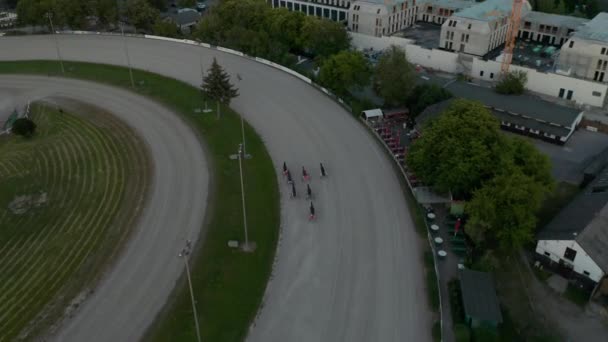 Śledzenie Shot of Horse Race na torze brudu galopując szybko, Aerial Birds Eye View — Wideo stockowe