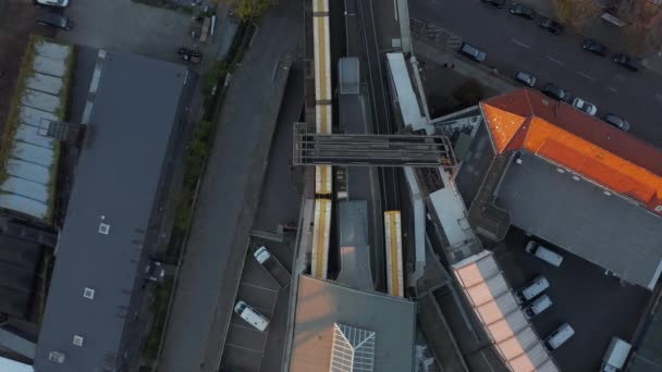 2 trens amarelos entrando e saindo da estação de metrô em Berlim, Alemanha a partir da perspectiva aérea do olho das aves — Vídeo de Stock