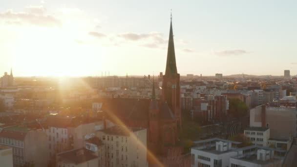 Iglesia Roja en Berlín, Alemania Barrio, Escénico gran angular plano aéreo en hermosa hora dorada luz del atardecer, Establecimiento de tiro — Vídeo de stock