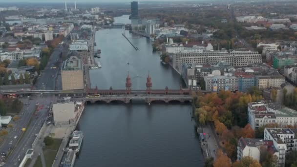 Oberbaumbrücke an der Spree in Berlin, Deutschland tagsüber, Schwebebahn rechts — Stockvideo