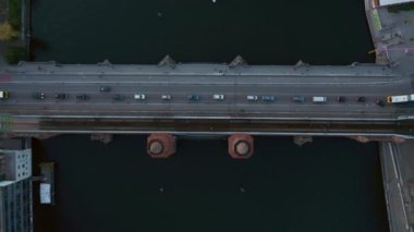 Berlin, Almanya 'daki Oberbaum Köprüsü' nde otobüs ve araba trafiği ile Spree Nehri üzerinde, Havadan Geniş Kuşlar Gözü Tepede