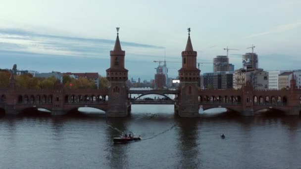 Aerial Establishing Colpo di attraverso 2 Torri del ponte Oberbaum a Berlino, Germania rivelando Skyline Vista sul fiume Spree — Video Stock