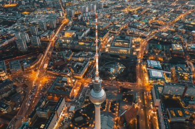 Güzel Berlin, Almanya Günbatımından sonra sokakların aydınlatılması ve Alexanderplatz TV Kulesi, Hava Aracı Görünümü