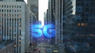 5G Simgesi - şehrin yüksek binaları arasında yayılan kablosuz mobil bağlantı - 3D canlandırma