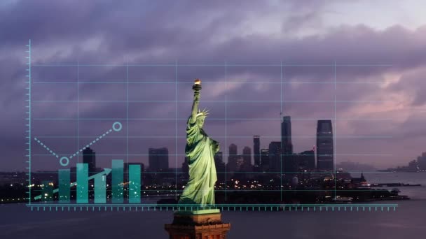財務チャートとデータ。夕暮れ時の証券取引所の数字,ニューヨーク市のスカイラインと自由の像- 3Dモーショングラフィックスアニメーション-ブル市場,ニューヨーク,アメリカ — ストック動画