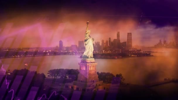 Подвійний вплив Форекс графіків і діаграм на Statue of Liberty і New York skyline background, Illustration of the Stock exchange and economy in a bear market - 3D moving graphation — стокове відео