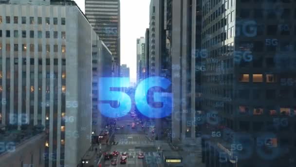 Ícone 5G - conexão móvel sem fio espalhando entre edifícios de arranha-céus da cidade - animação de renderização 3d — Vídeo de Stock