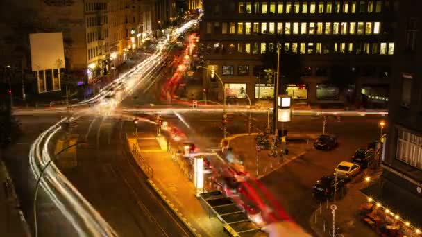 Время пересечения Городской улицы ночью с оживленным автомобильным движением и огнями офисных зданий в Берлине, Германия — стоковое видео
