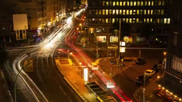 Fast Day to Night Time Caducidad de la intersección de la calle de la ciudad con tráfico de coches ocupados y luces de edificios de oficinas en Berlín, Alemania — Vídeo de stock