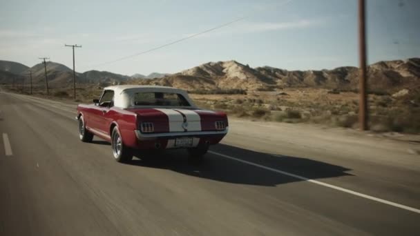 Starý Mustang Car jízdy na Scenic Highway v Kalifornii obklopen Desert, Sledování následovat výstřel — Stock video