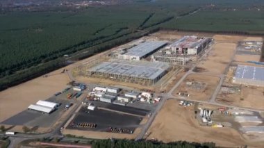 Almanya 'nın Berlin-Brandenburg kenti yakınlarında inşa edilen Tesla Gigafactory' nin Hiper Hatası, inşaat sahası, Havacılık Kurma Atışı, Zaman Hızı