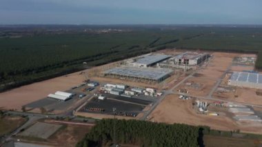 Aerial Dolly, Avrupa 'daki Büyük İnşaat Alanı' nın üzerinde sola kayıyor kırsal alan, Almanya gelişmekte 