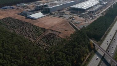 Alman Otoban Otobanı, Berlin-Brandenburg yakınlarındaki Tesla Gigafactory, Almanya 'nın Havadan Geniş Görüş Alanı' nın yanındaki devasa inşaat alanı.