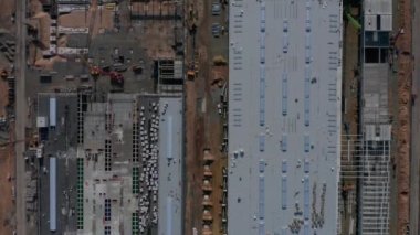 Yapı yapısı ve inşaatçılardan oluşan ağır makine ekipmanlarıyla büyük bir inşaat alanının genel üst görünümü, Havadan Kuşlar Gözü Görünümü