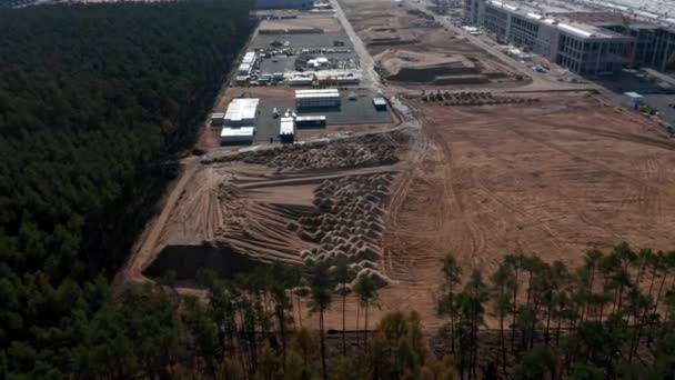 Estabelecendo tiro de um local de construção grande na área rural com sujeira e areia para a construção de uma fábrica, vista aérea — Vídeo de Stock