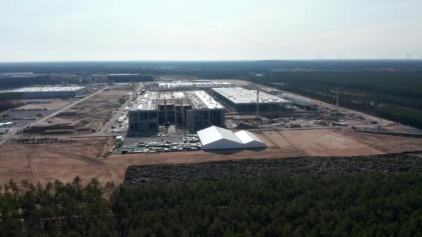 Área de construção do edifício grande na área da natureza em Europa, vista larga da perspectiva aérea do drone — Vídeo de Stock