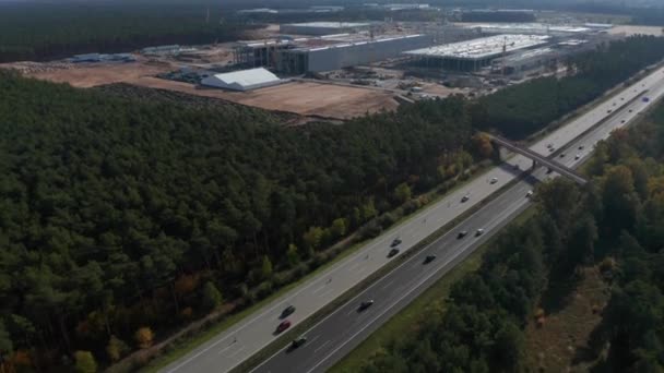 Big Factory Struktur im Bau in der ländlichen Landschaft Deutschlands bei Berlin, Gigafactory von Tesla — Stockvideo