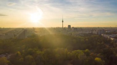 Doğa ve Skyline, Berlin Almanya TV Kulesi 'nin altın saat günbatımı aydınlığında, Hava Kurulumu