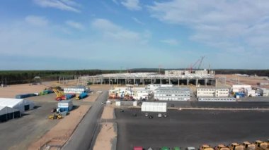 Yavaş uçuş kulesi Almanya, Gigafactory Berlin, Havadan Geniş Açı Vuruşu 'nun kırsal arazisindeki büyük fabrika şantiyesinin üzerinde ilerliyor.