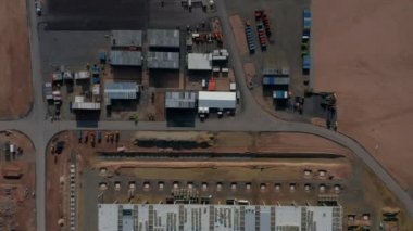 Almanya 'da bir fabrikanın inşaat sahasındaki ekipman, Havadan Üst Görünüm