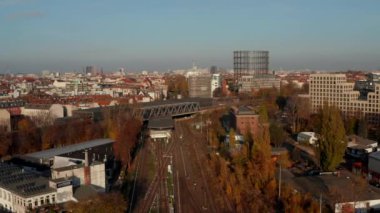Berlin, Almanya Trenli Şehir Gasometre yakınındaki bir istasyona giriyor Meşhur yapı ve televizyon kulesi, Air Dolly in in