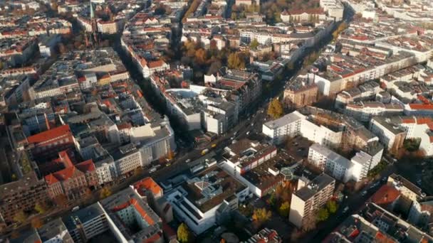 Typowa dzielnica mieszkaniowa Berlina w słoneczny dzień z widokiem na czerwone dachy i główną ulicę, Aerial Wide Establishing Shot — Wideo stockowe